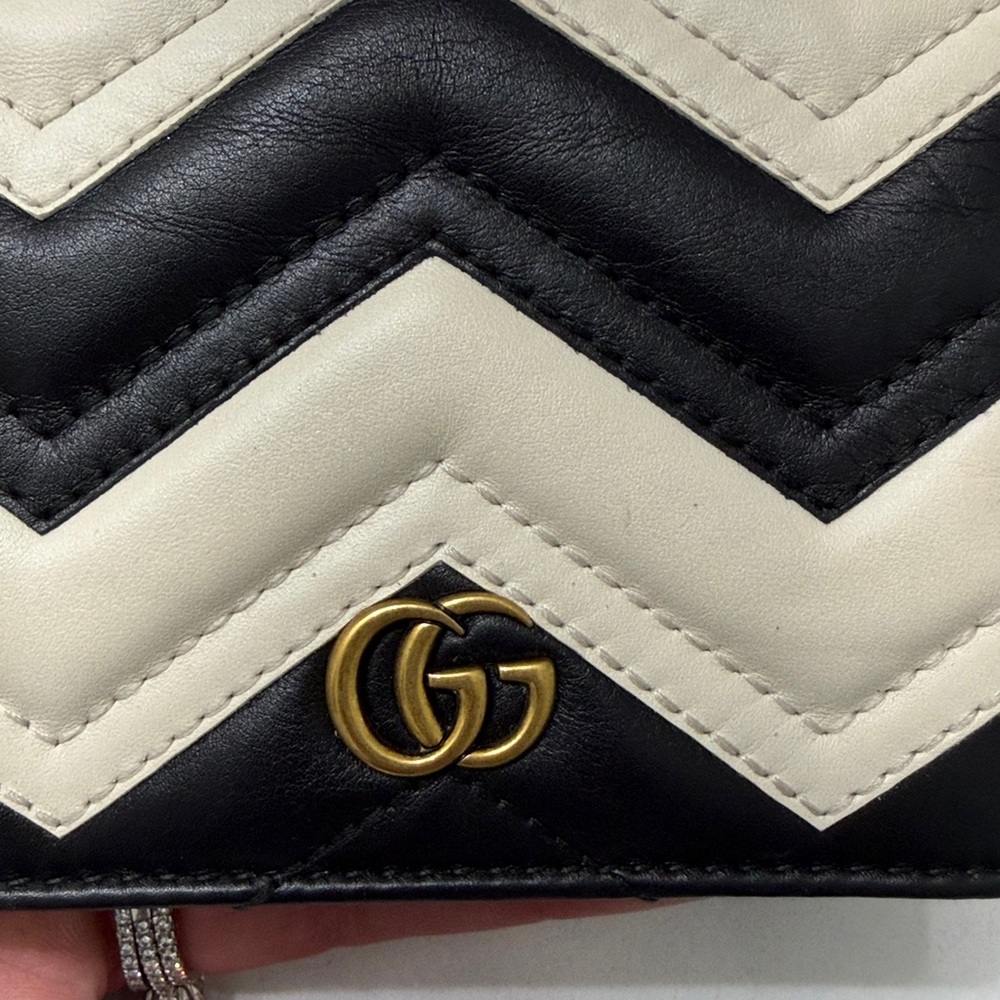 Gucci Chevron Compact Wallet in Black and Cream with Gold GG - Picture 6 of 6